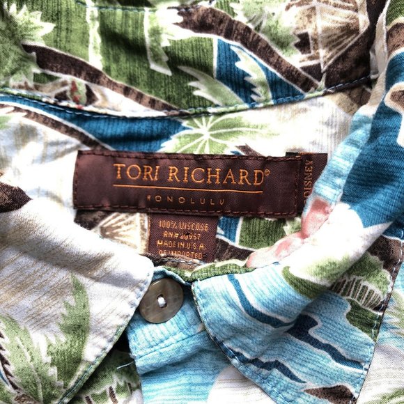 >>SOLD<<Tori Richard Disney Aulani Resort Hawaiian - Picture 4 of 8